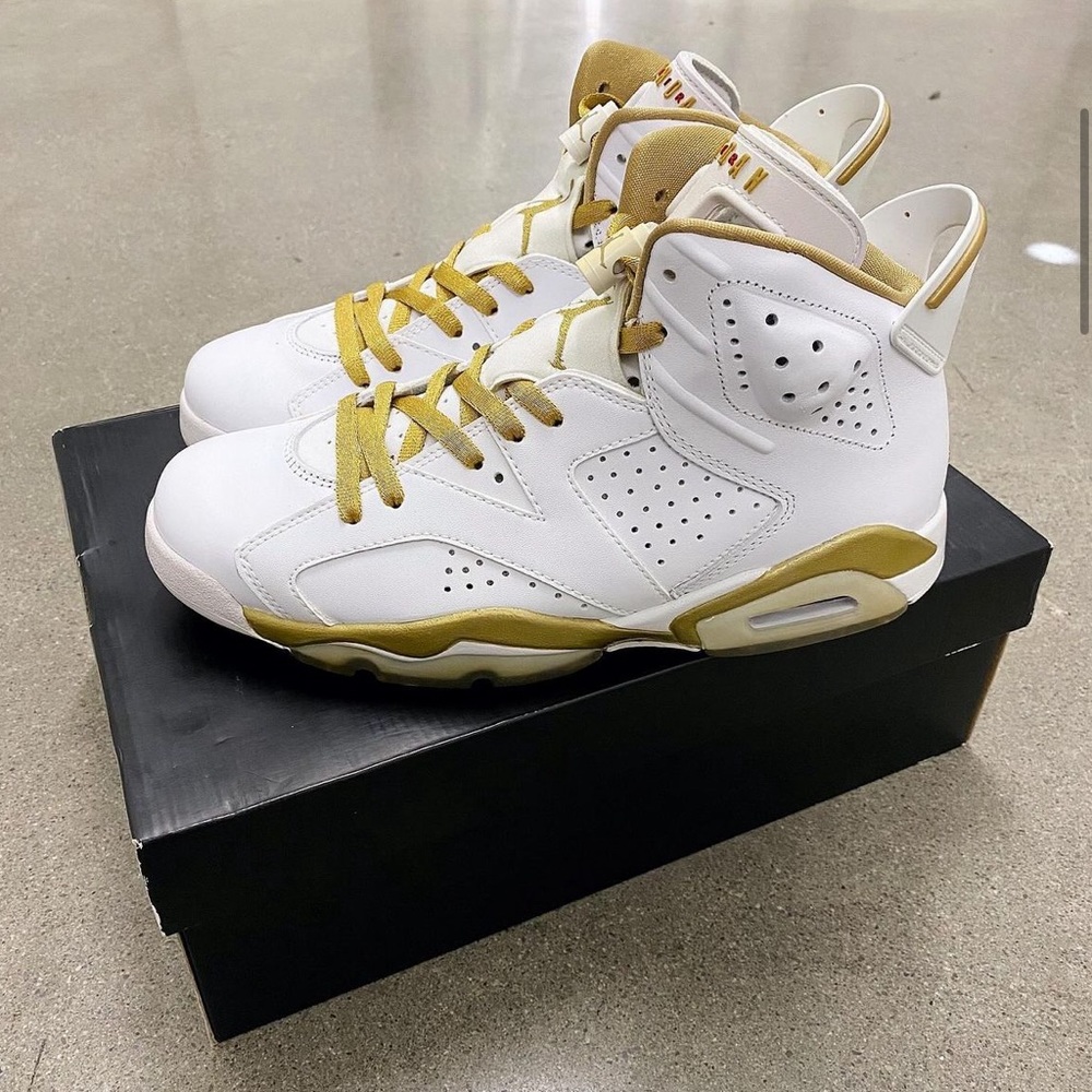 Size 8 - 2012 Air Jordan 6 Retro Gold Metal Pack in Deadstock condition